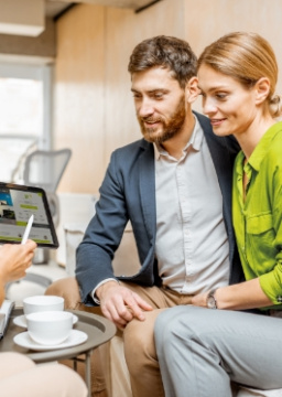 Couple devant une tablette