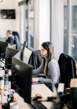 Collaboratrice travaillant sur son bureau