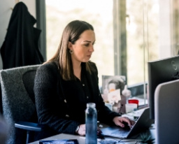 Collaboratrice travaillant sur son bureau