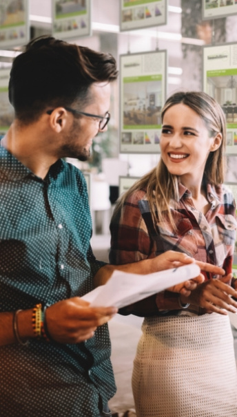 Duo de collègues dans une agence immobilière