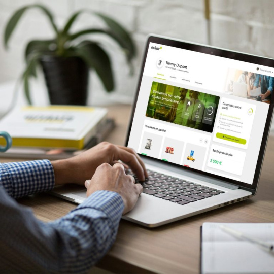 un_homme_utilisant_oskar