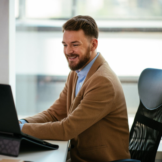 une_personne_consultant_ses_documents