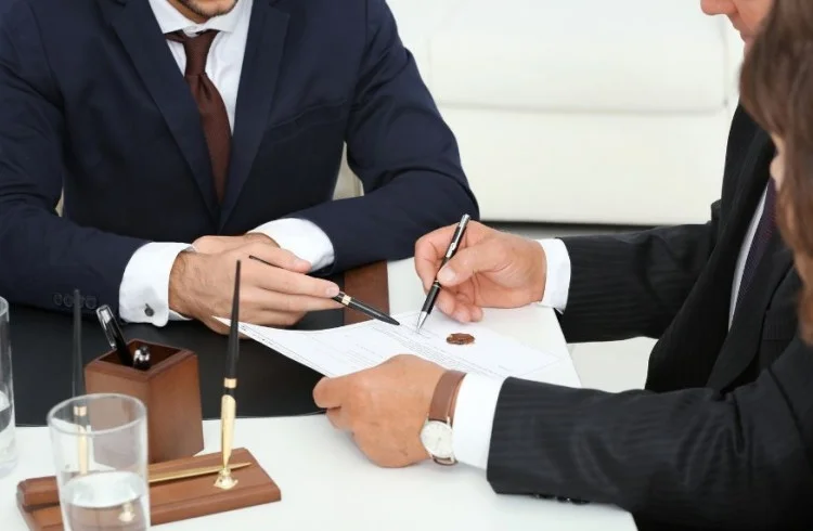 Comparaison entre agent immobilier et notaire